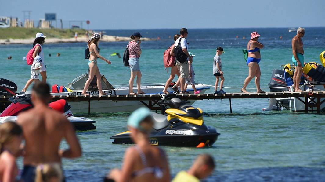 Отдых люди на пляже лето море