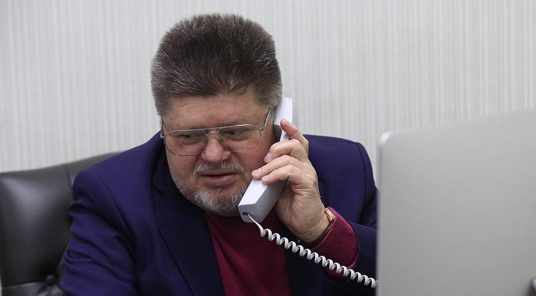 Евгений Брюн говорит по телефону