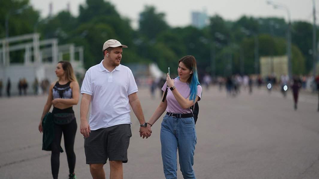 Пара гуляет по городу и делает фото