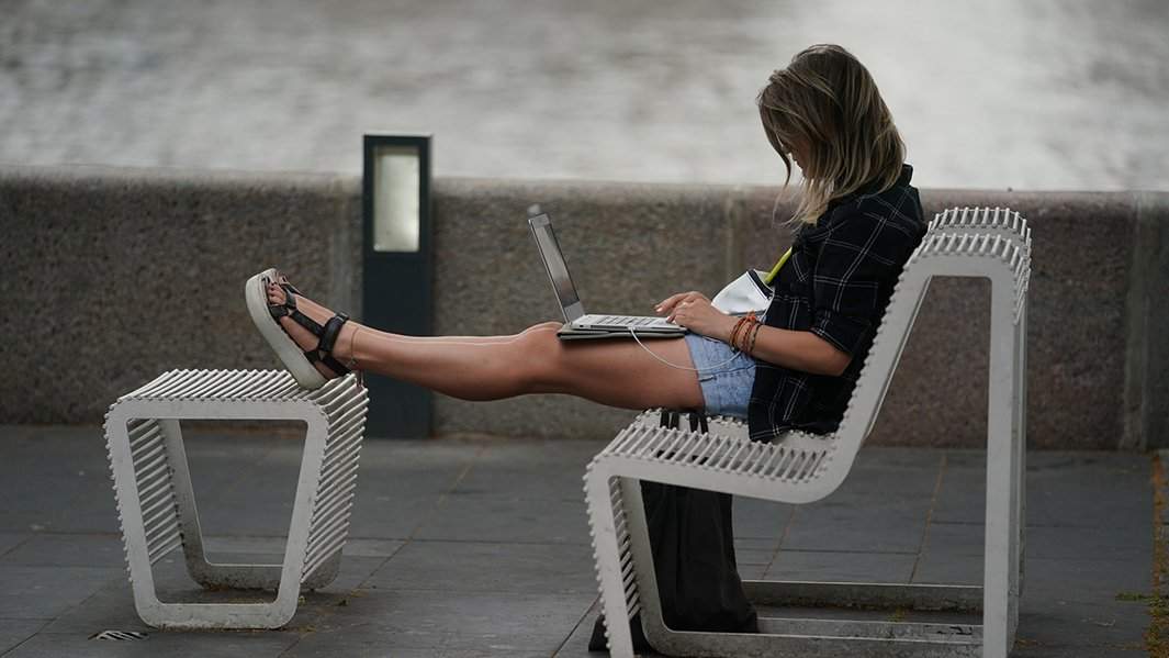 Девушка с ноутбуком на улице