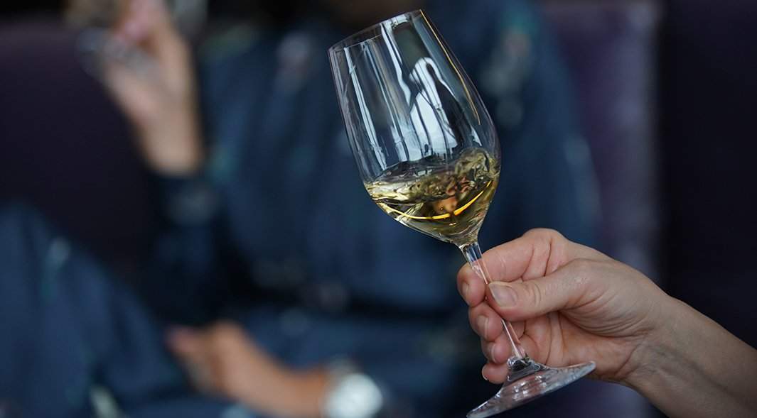 человек держит в руках бокал