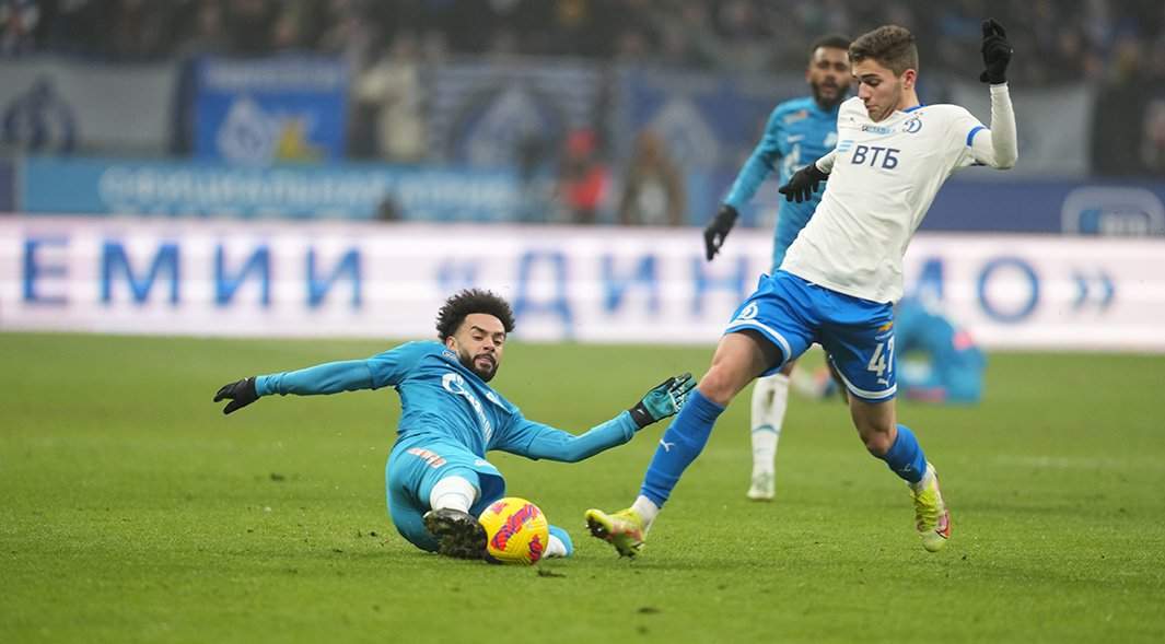 Игрок ФК "Зенит" Клаудиньо и игрок ФК "Динамо" Арсен Захарян