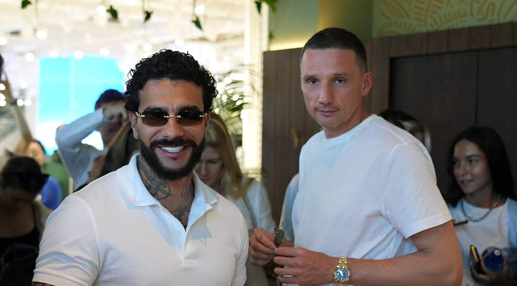 Рэпер Тимати (Тимур Юнусов) и ресторатор Антон Пинский во время открытия кофейни Stars Coffee на Новом Арбате