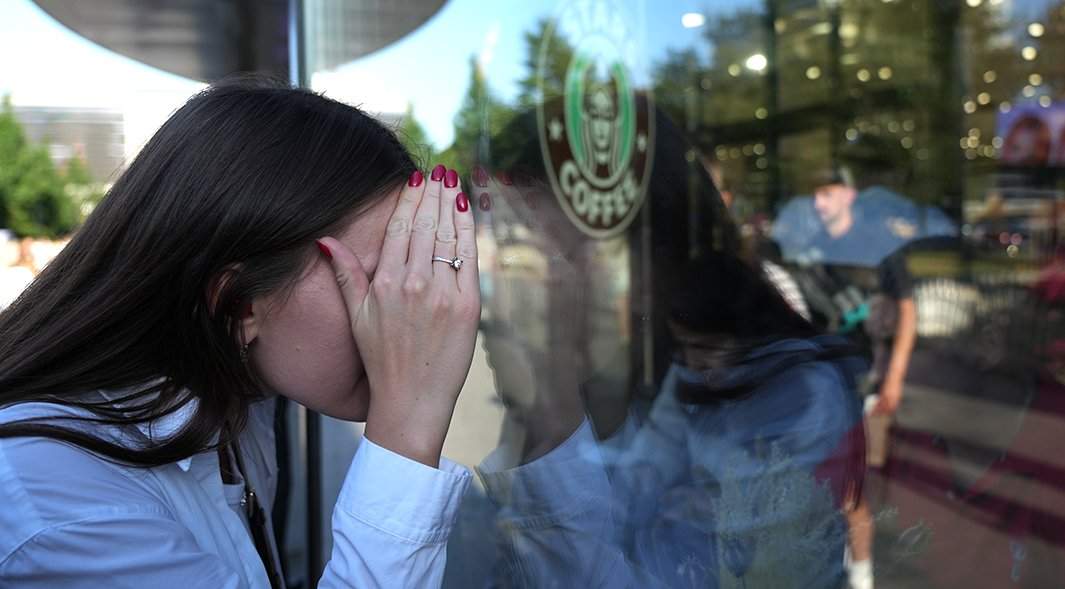 девушка рассматривает витрину новой кофейни