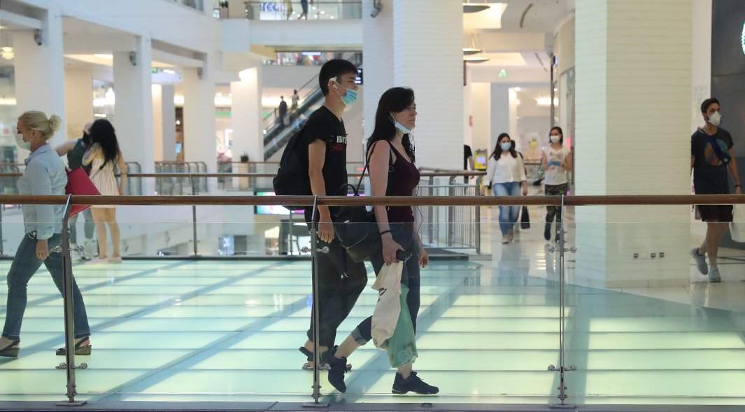 люди в торговом центре