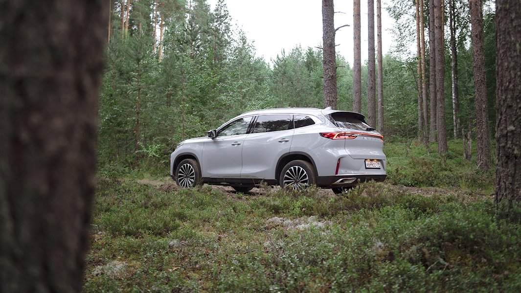 Цвет «Галактический серый» — новый. На версию Sport Edition также указывают красные суппорты и тонировка задних стекол