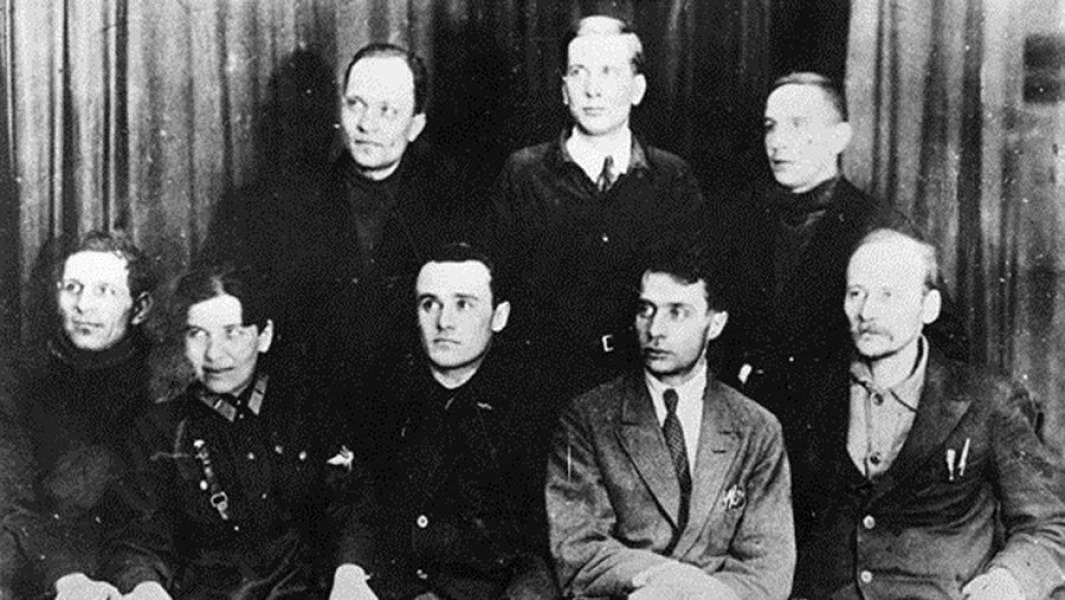 Члены Группы изучения реактивного движения (ГИРД). В нижнем ряду в центре сидит Сергей Королев, крайний справа - Фридрих Цандер 