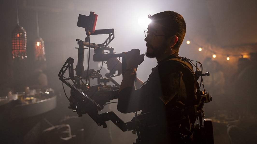 Оператор с камерой на съёмках