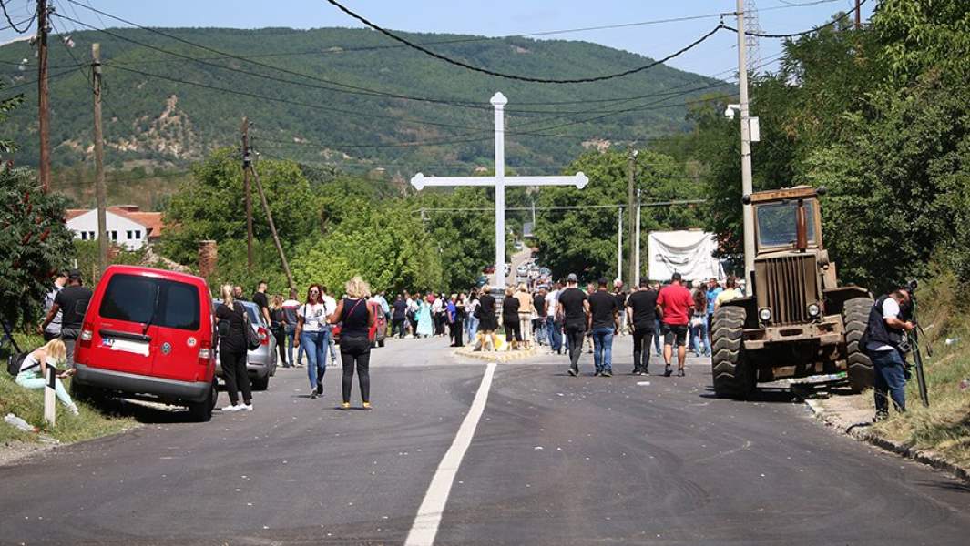 Грузовики на дороге в городе Звечан возле пограничного перехода Яринье в Митровице, Косово, 1 августа 2022 года