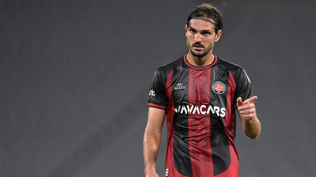 Магомед Оздоев из СК Фатих Карагумрук во время матча Суперлиги Турции между СК Фатих Карагумрук и Аланьяспор на стадионе Ататюрк Олимпият 7 августа 2022 года в Стамбуле, Турция