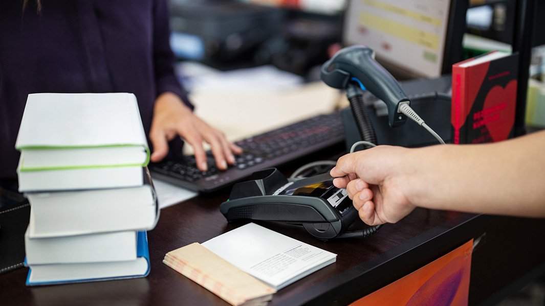 Покупка книг в книжном магазине