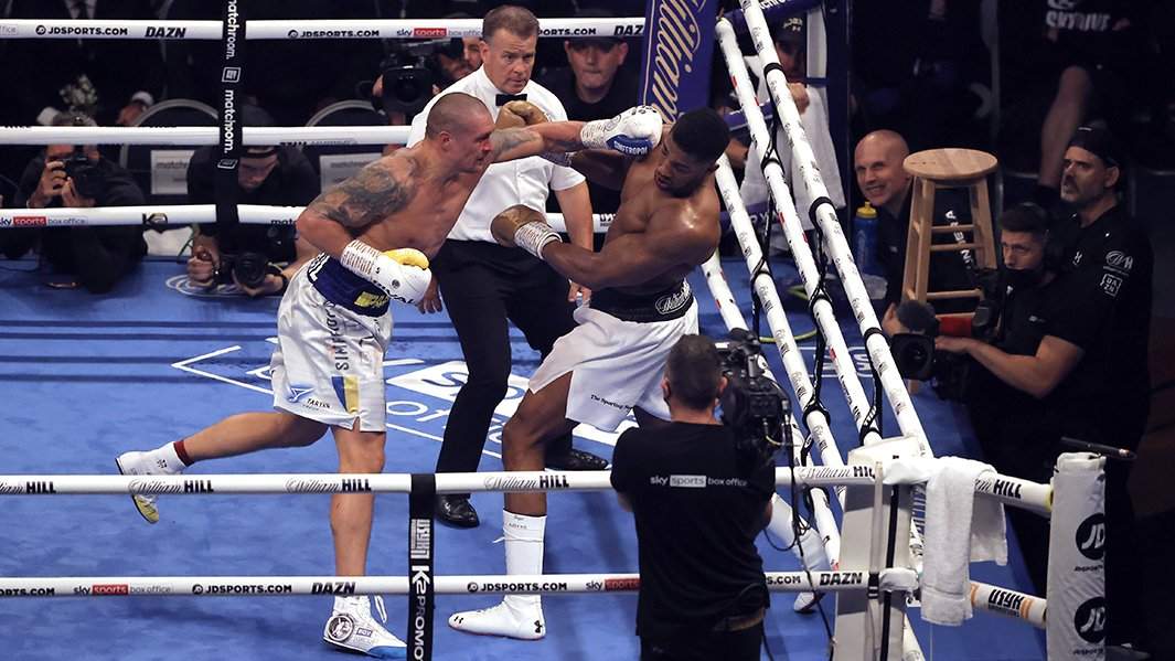 Александр Усик против Энтони Джошуа в  финальном  раунде за титул чемпиона мира в супертяжелом весе на стадионе «Тоттенхэм Хотспур» 25 сентября 2021 года,  Лондон