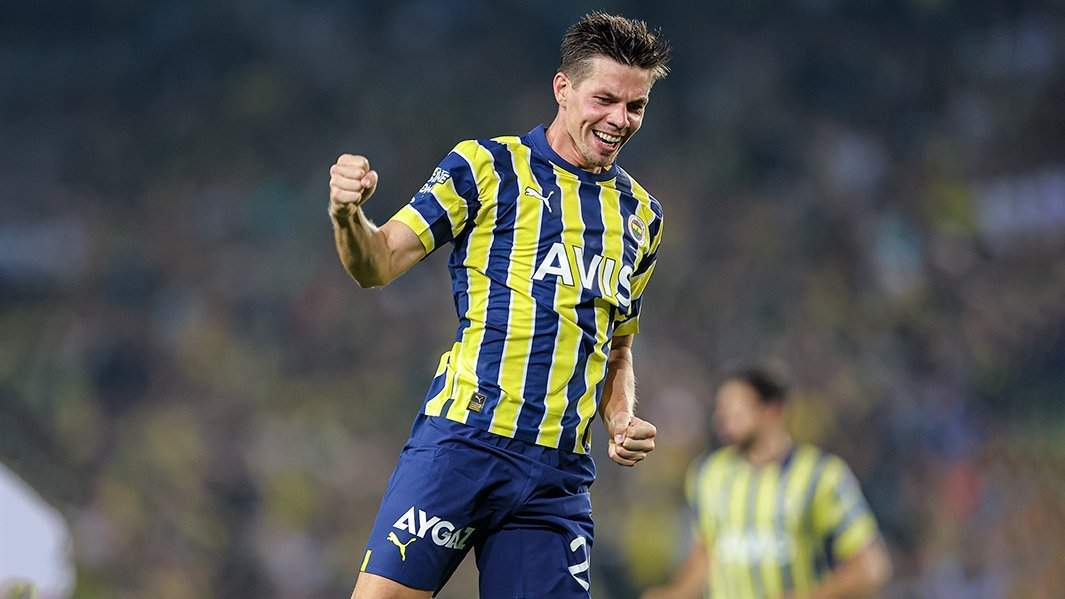 Миха Зайц из «Фенербахче» празднует гол во время матча Суперлиги Турции между «Фенербахче» и «Адана Демирспор» на стадионе «Шукру Сараджоглу» 22 августа 2022 года