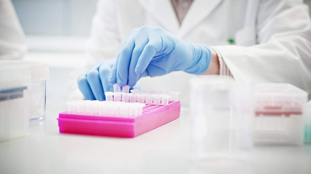 Медицинский работник проводит исследования