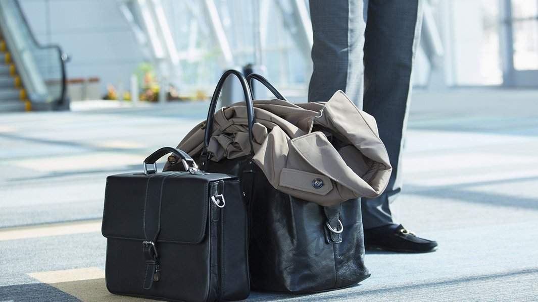 Человек с сумкой в аэропорту