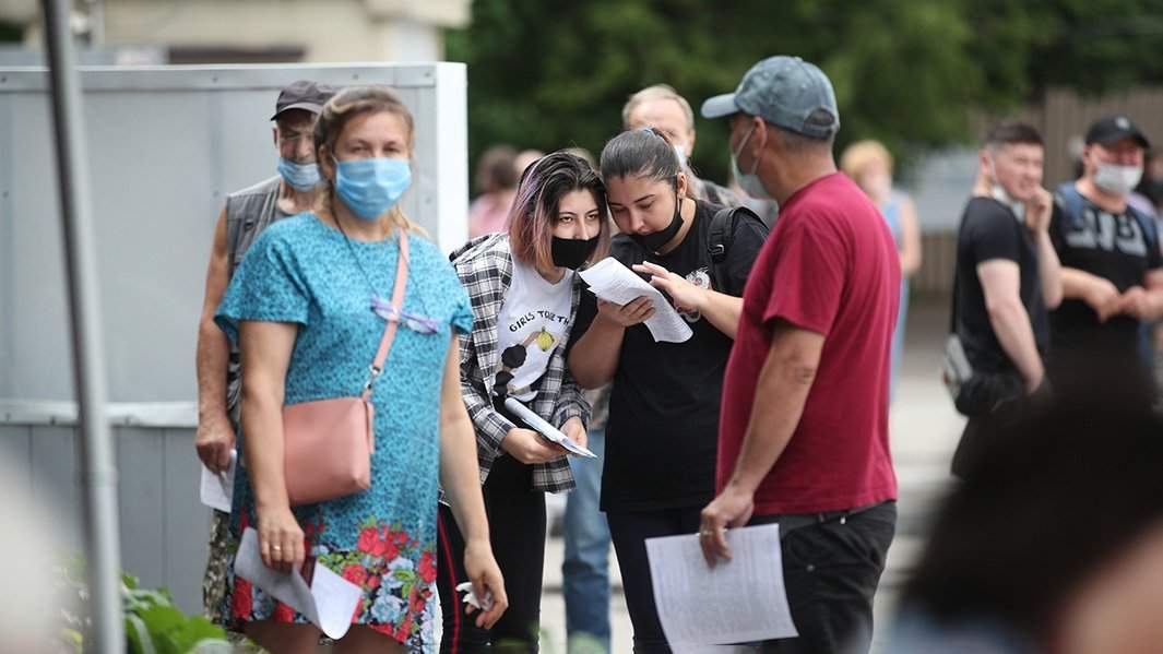 Люди в очереди на вакцинацию от Covid-19