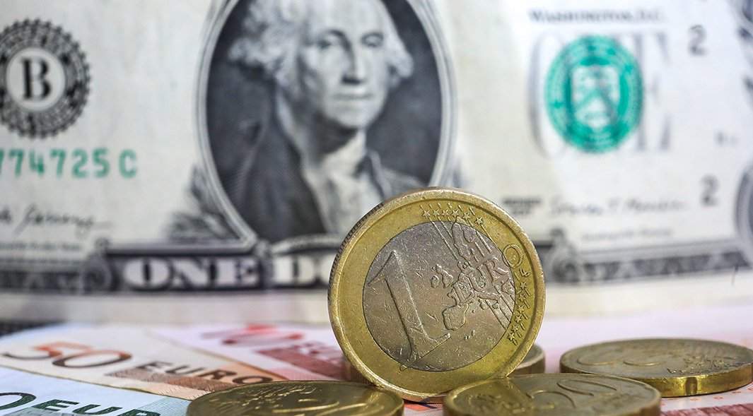 деньги: доллары и евро