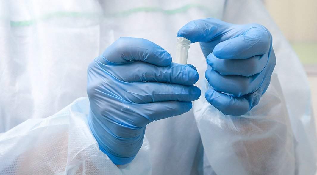 сотрудник поликлиники проводит тест на Ковид-19