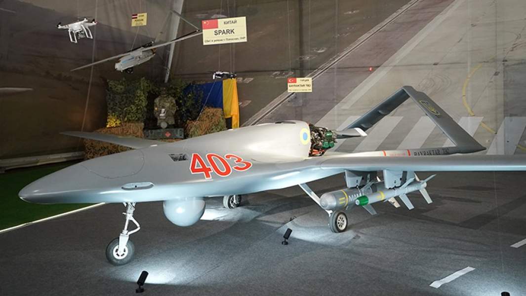 Турецкий беспилотник Bayraktar TB-2, сбитый в районе населенного пункта Святово в ЛНР в ходе спецоперации, на выставке в рамках Международного военно-технического форума «Армия-2022» на территории Конгрессно-выставочного центра «Патриот»