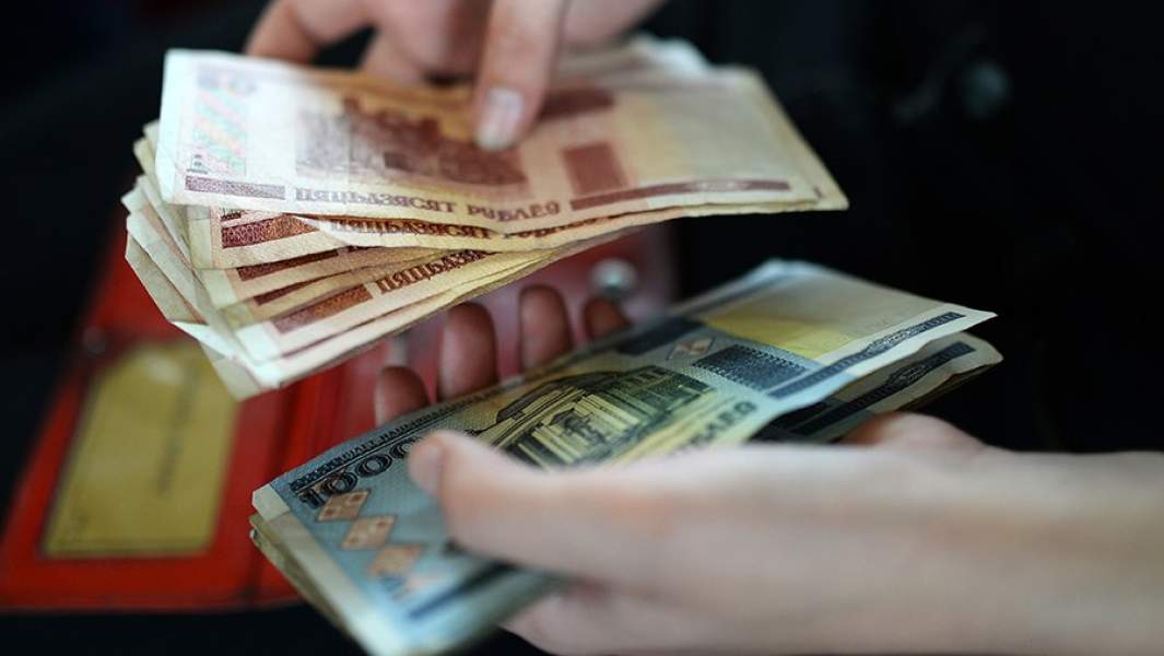 Женщина пересчитывает белорусские рубли