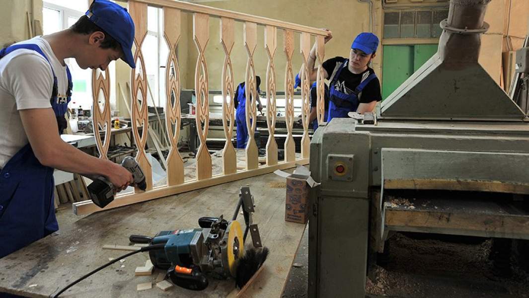 Студенты в мастерской столярного и мебельного производства в строительно-художественном техникуме