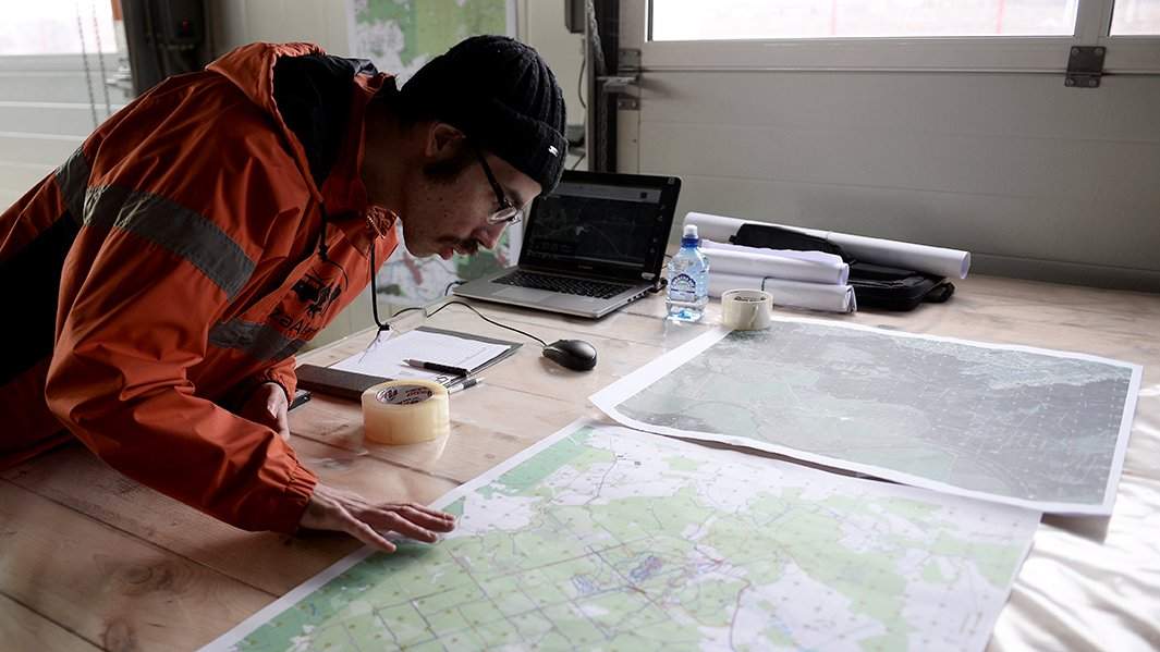 Сотрудник добровольного поисково-спасательного отряда "Лиза Алерт" во время совместных учений с вертолетным поисково-спасательным отрядом "Ангел" в Московской области