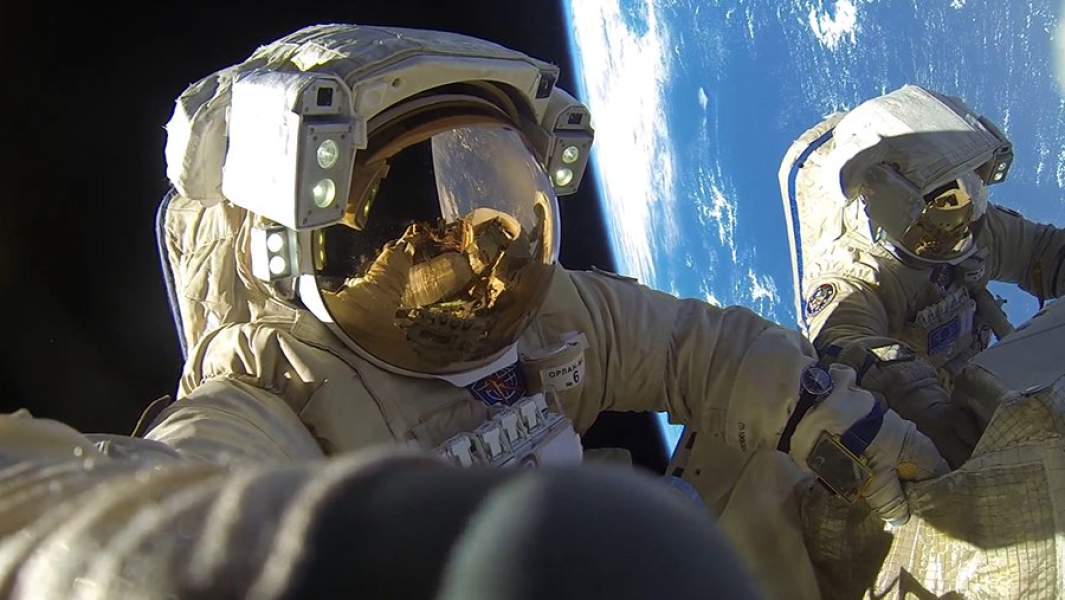Космонавты Роскосмоса Антон Шкаплеров и Александр Мисуркин во время выхода в открытый космос