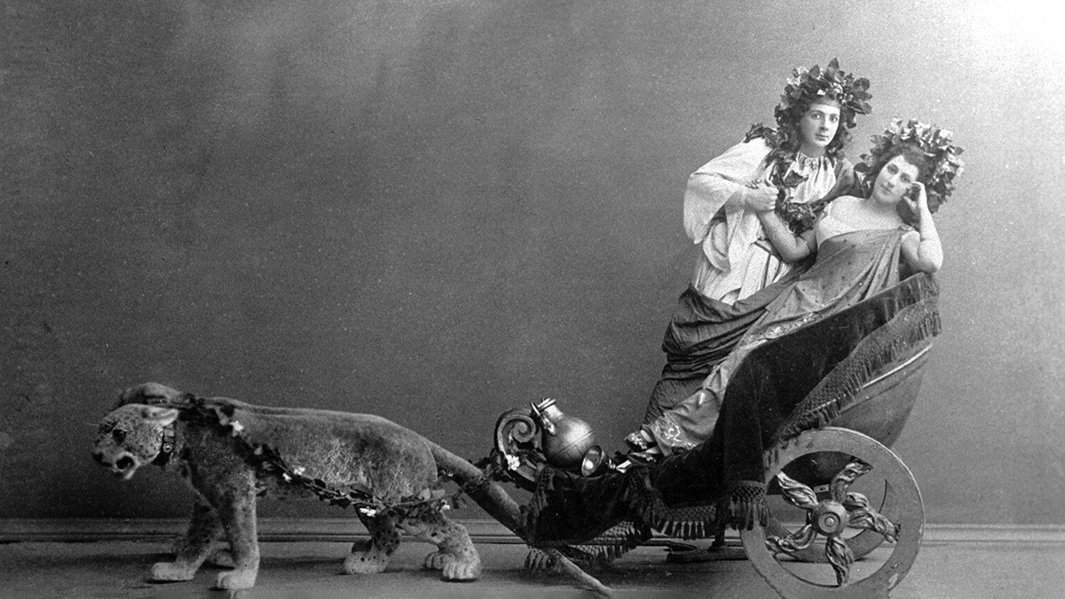 Матильда Кшесинская (справа) и Николай Солянников (слева) в балете Мариуса Петипа "Пробуждение Флоры"