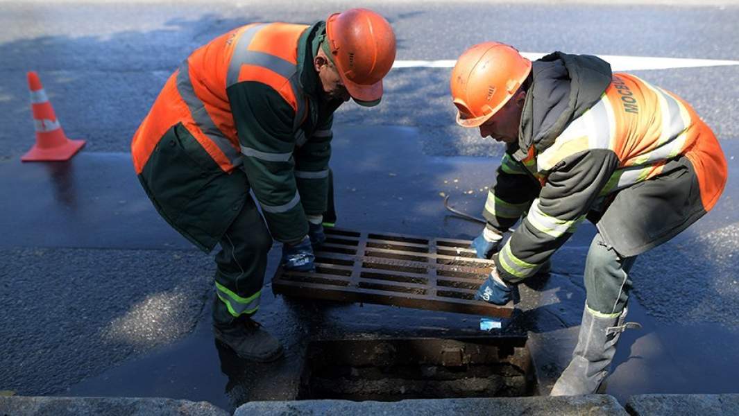 Сотрудники ЖКХ ведут работы по очистке от мусора ливневой канализации