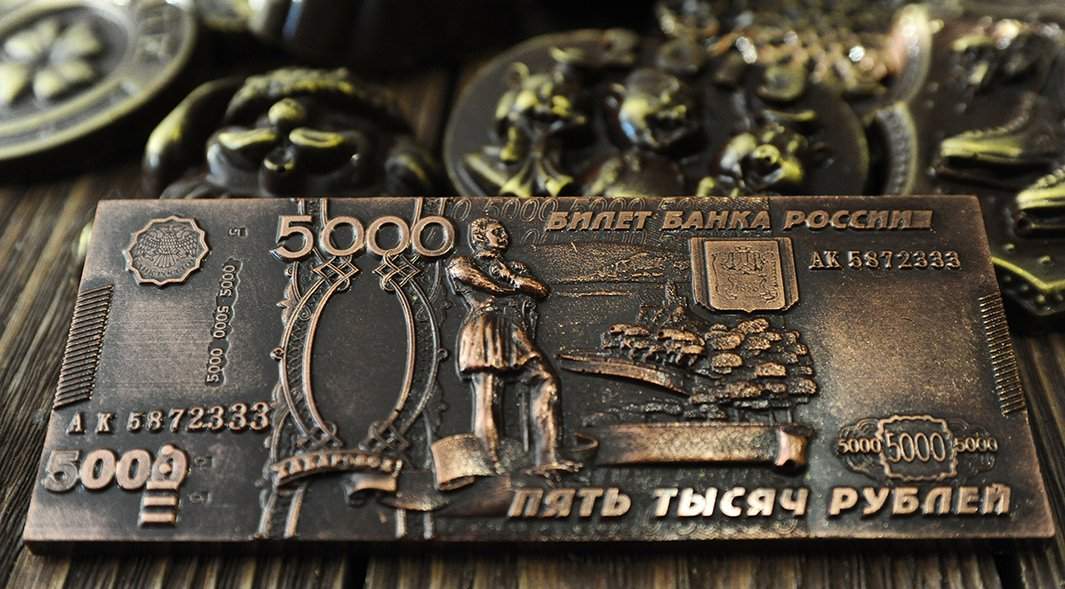 Формованный шоколад в виде банкноты номиналом