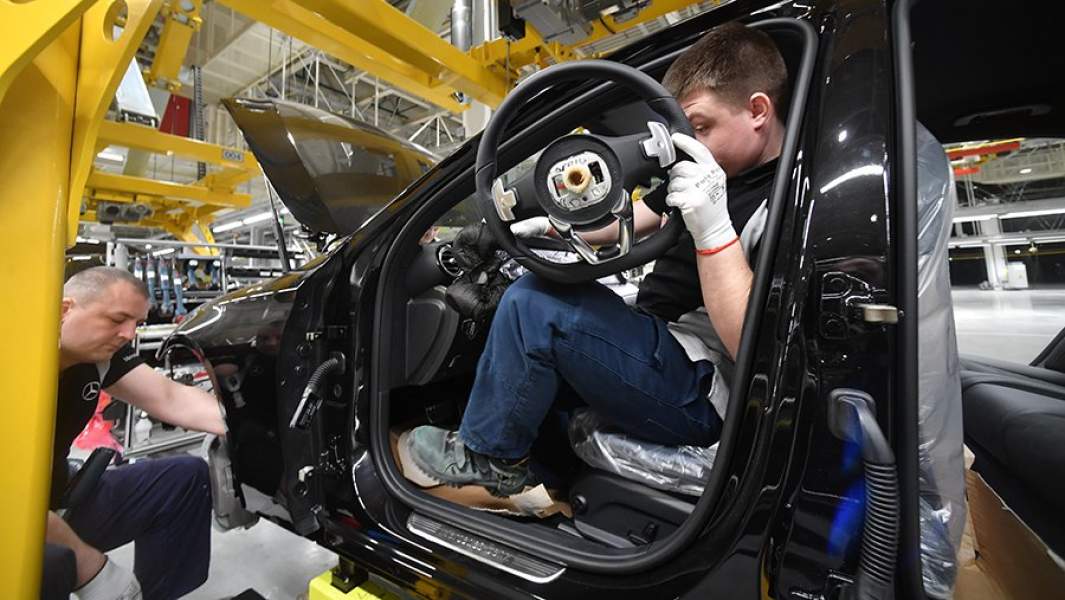 Сотрудник в цехе завода по производству легковых автомобилей Mercedes-Benz концерна Daimler в Московской области