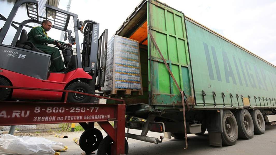 Разгрузка фуры с продуктами