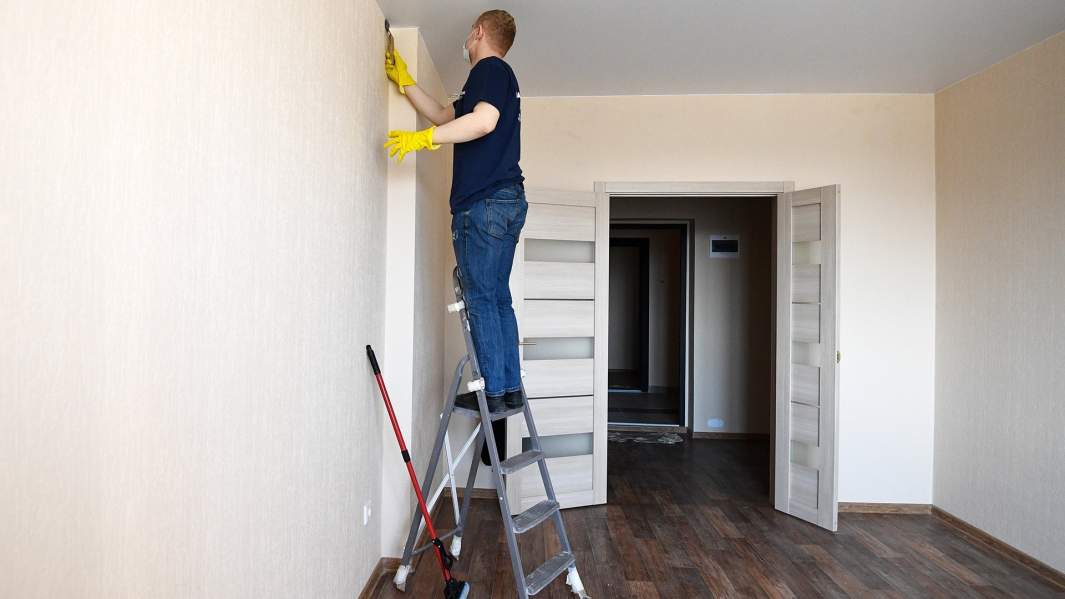 Рабочий во время чистовой отделки квартир