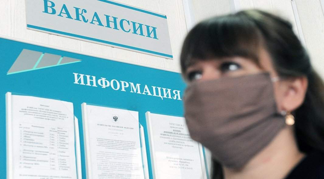 девушка проходит мимо стенда "вакансии"