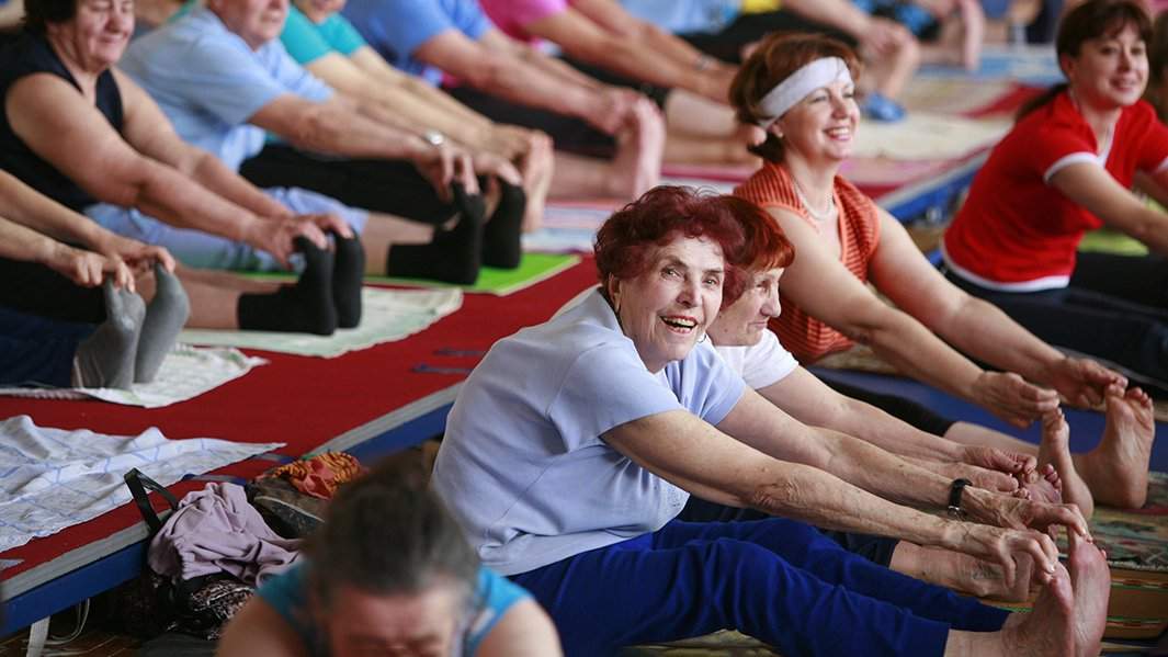 Пожилые горожане посещают занятия хатха-йогой