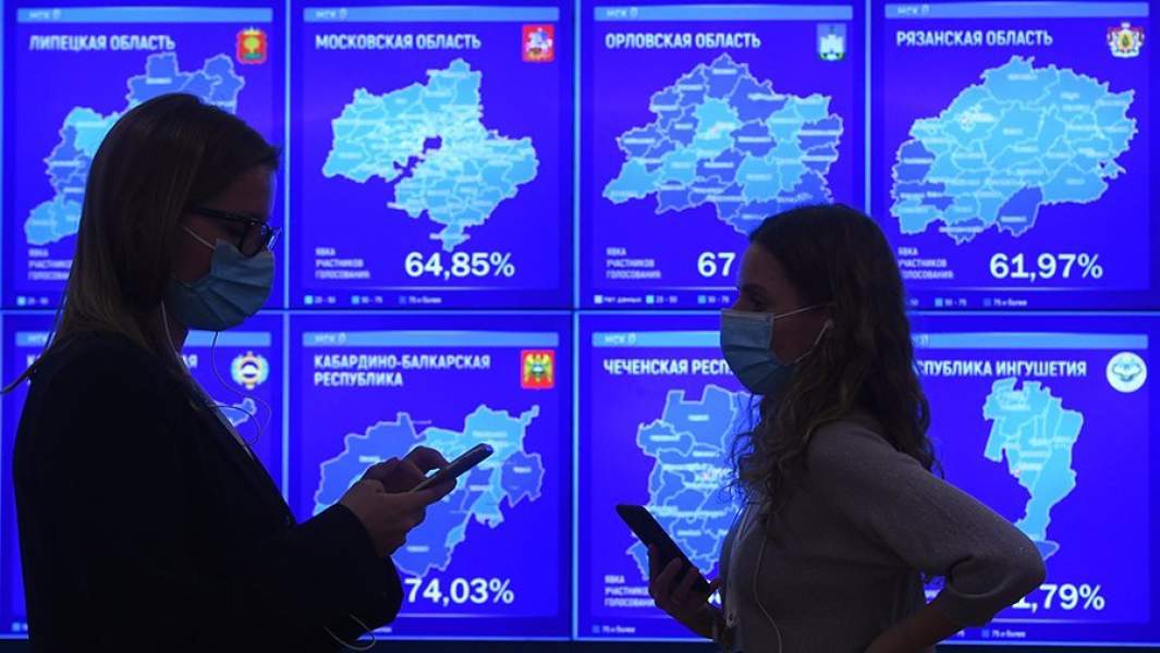 Электронное табло в информационном центре Центральной избирательной комиссии России