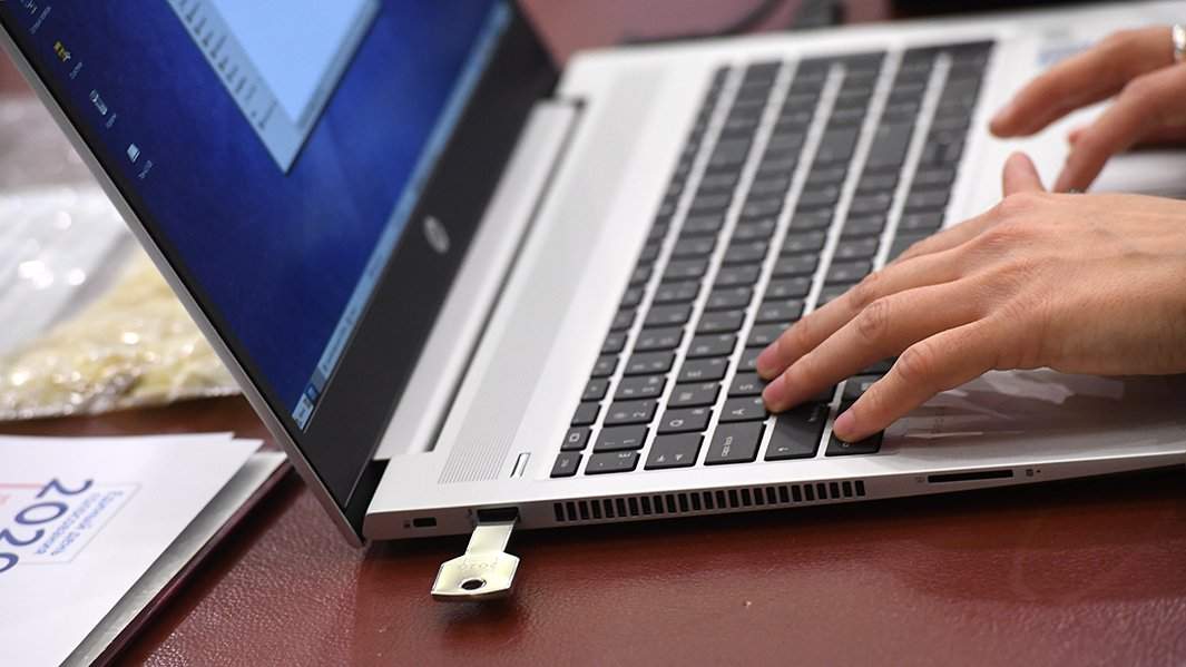 ноутбук руки