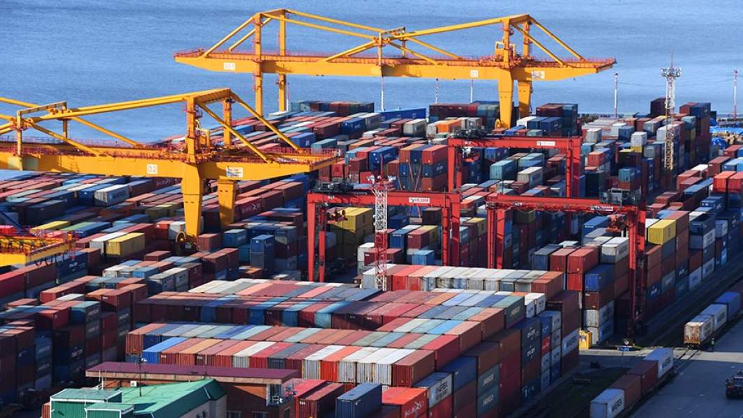 Грузовые контейнеры во Владивостокском морском торговом порту