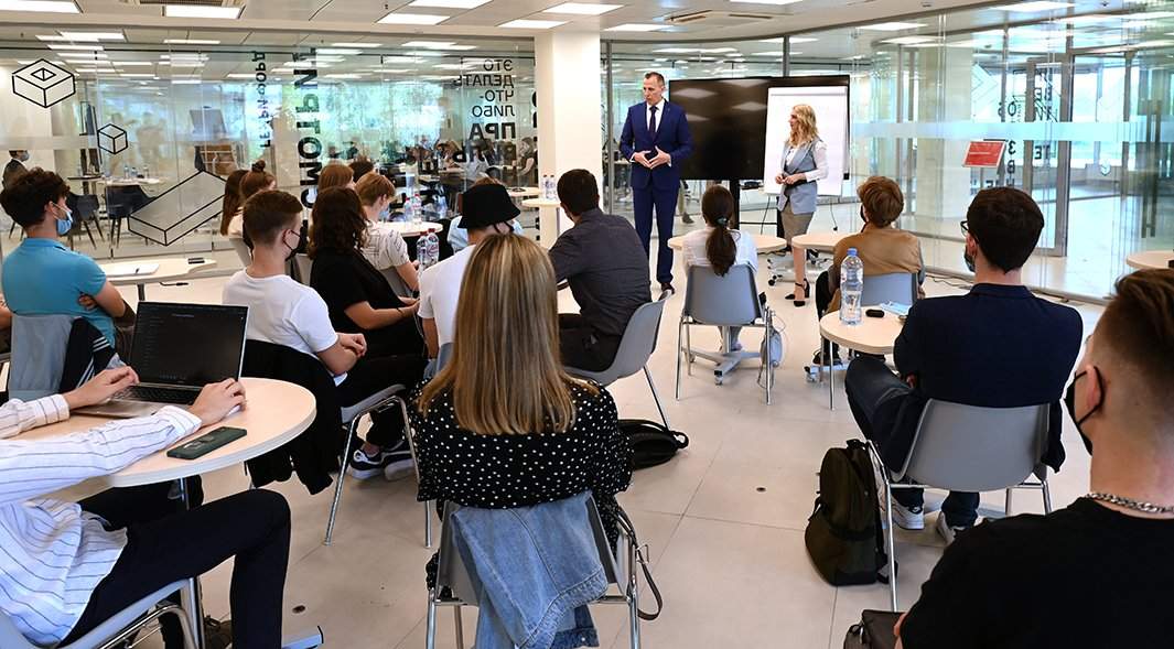  Студенты или специалисты, которым нужно повысить квалификацию