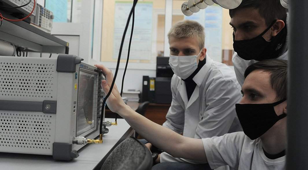 Студенты Тамбовского государственного технического университета настраивают коэффициент передачи для сетей 5G