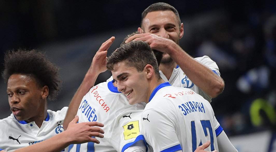 Игроки ФК "Динамо" радуются забитому голу в матче