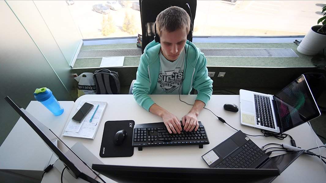 Человек за компьютером работает