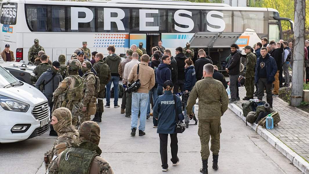 Военнослужащий ВС РФ и международная пресса на территории Запорожской АЭС в Энергодаре