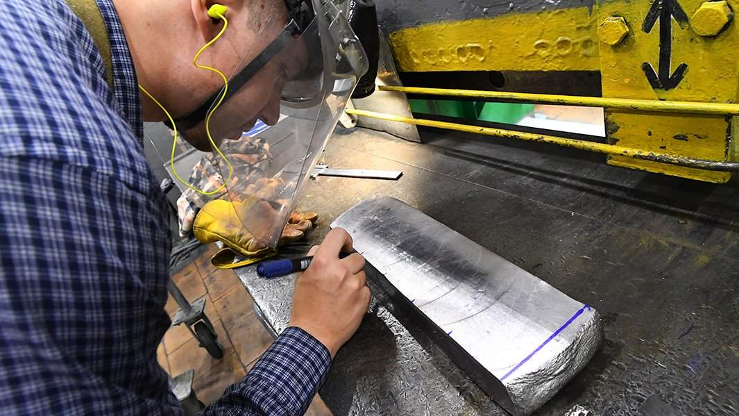 сотрудники завода