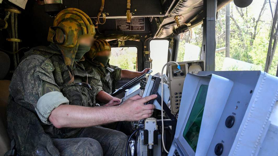 Военнослужащие в кабине пусковой установки оперативно-тактического ракетного комплекса «Искандер М» Вооруженных сил России