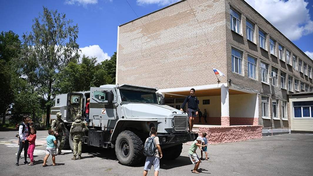 Военнослужащие РФ у школы в одном из населенных пунктов в Запорожской области