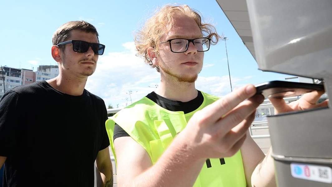 Мужчина проходит контроль по карте болельщика (FanID) на стадионе «Нижний Новгород»