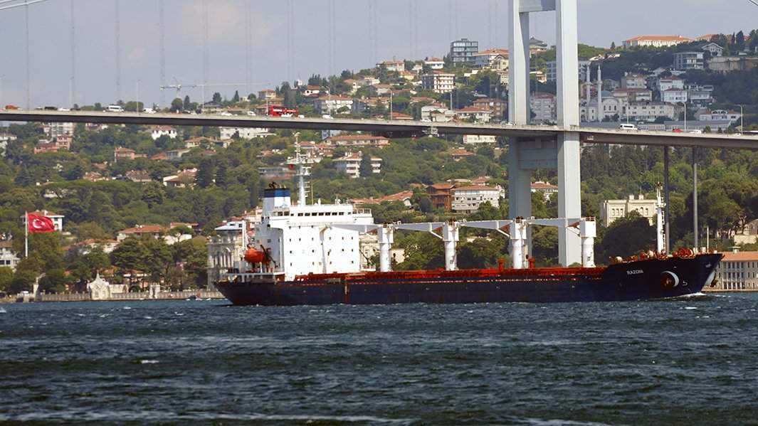 Сухогруз Razoni - первое судно, прибывшее с украинским зерном, выходит после досмотра из порта Стамбула