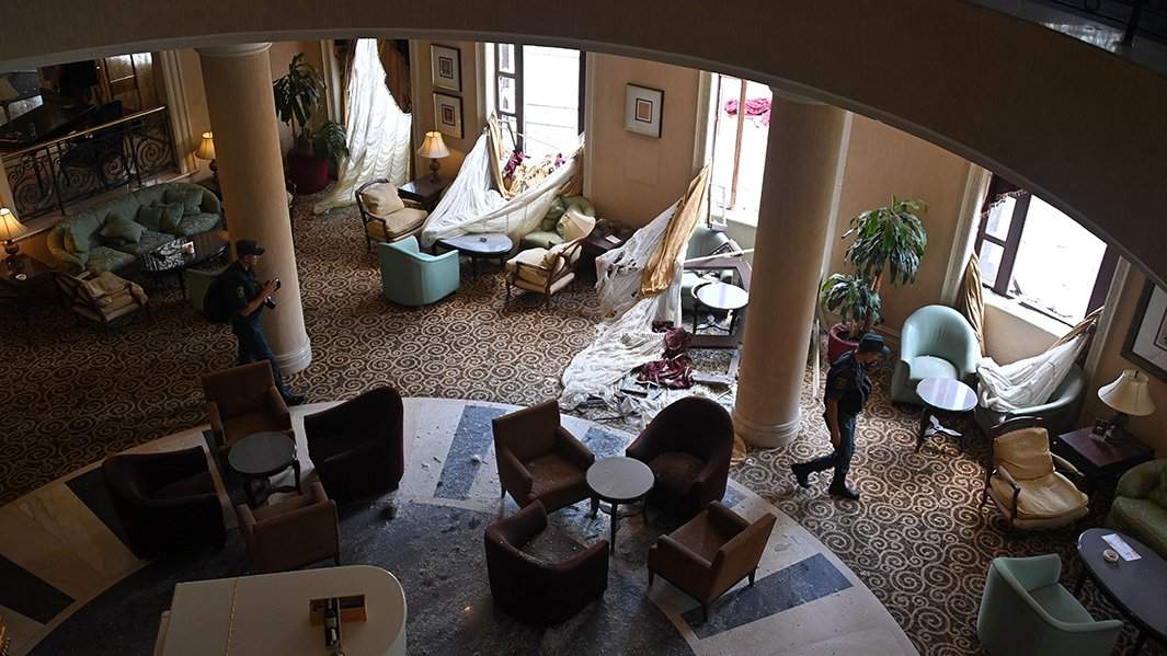 Фойе гостиницы «Донбасс-Палас» после обстрела ВСУ