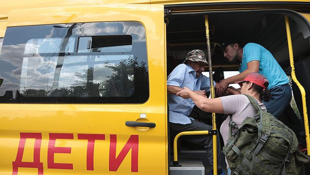 Эвакуация жителей села Майское, где на военном складе произошла детонации боеприпасов